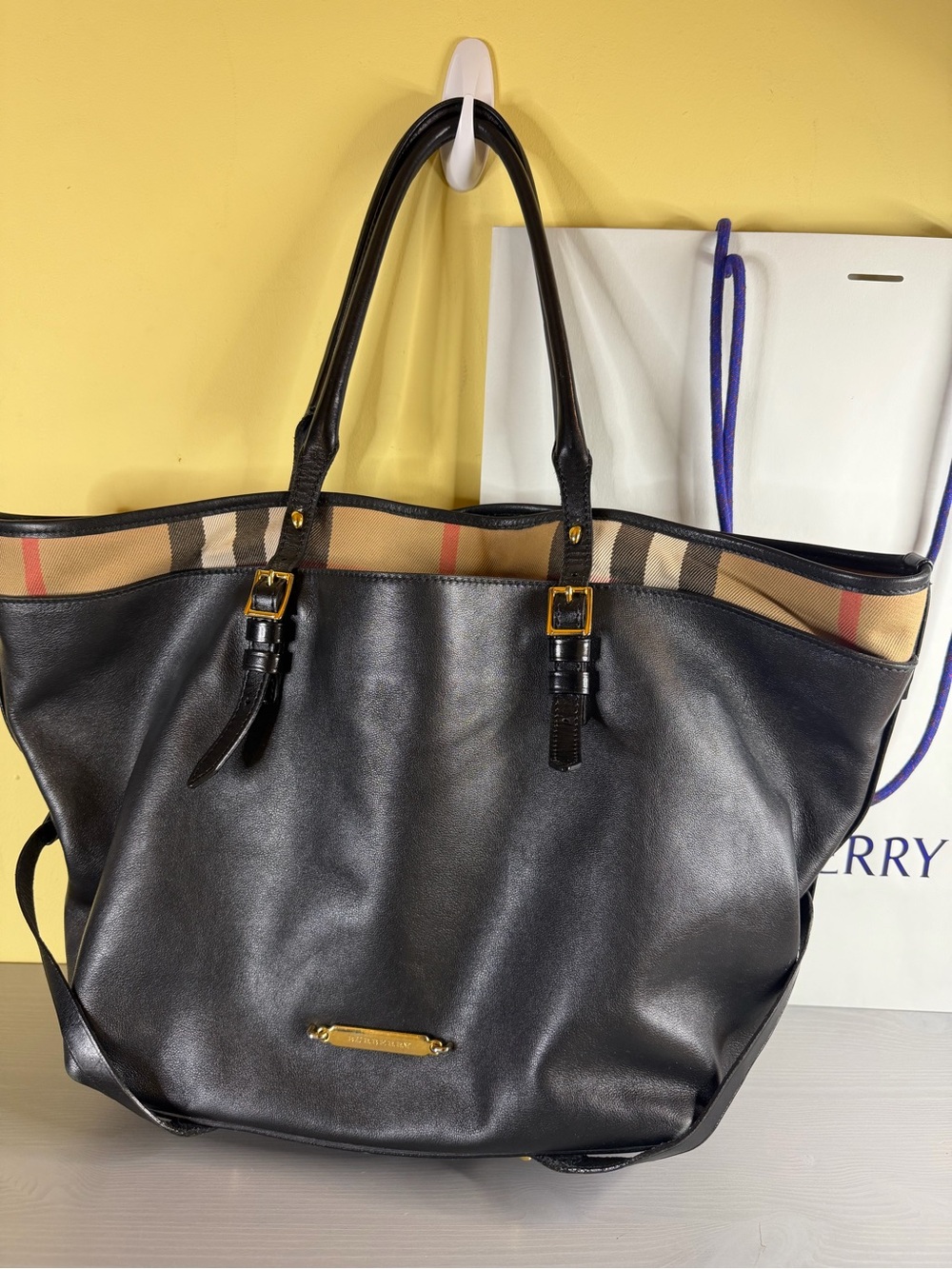 Burberry House Check Salisbury Tote in Black Leather